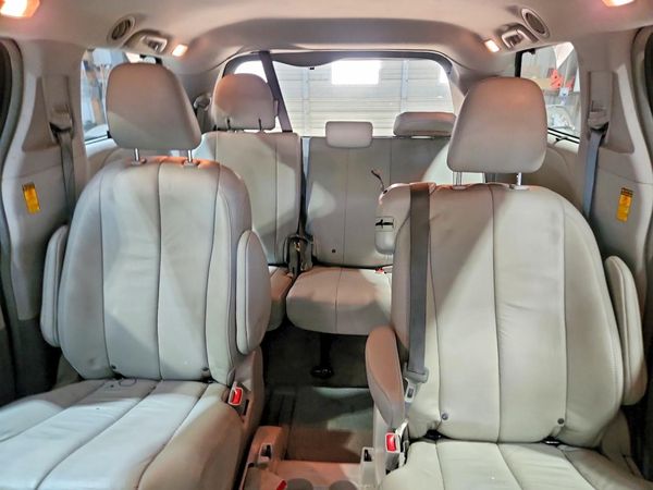 2014 TOYOTA SIENNA — SUVN