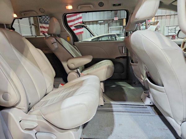 2014 TOYOTA SIENNA — PSRS