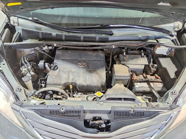 2014 TOYOTA SIENNA — Engine bay