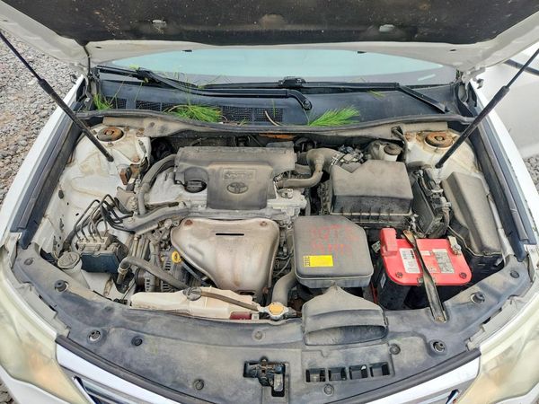 2013 TOYOTA CAMRY — Engine bay