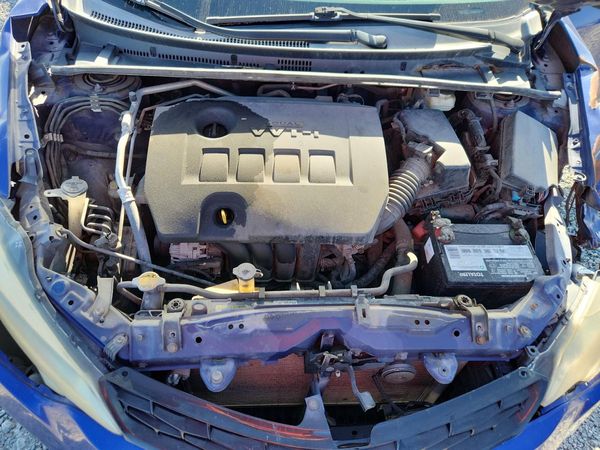 2014 TOYOTA COROLLA — Engine bay