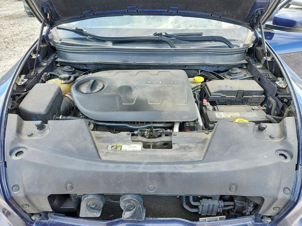 2014 JEEP CHEROKEE Limited — Engine bay