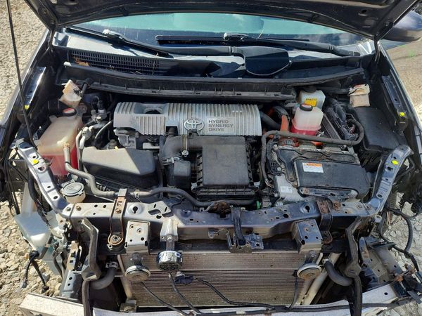 2016 TOYOTA PRIUS — Engine bay