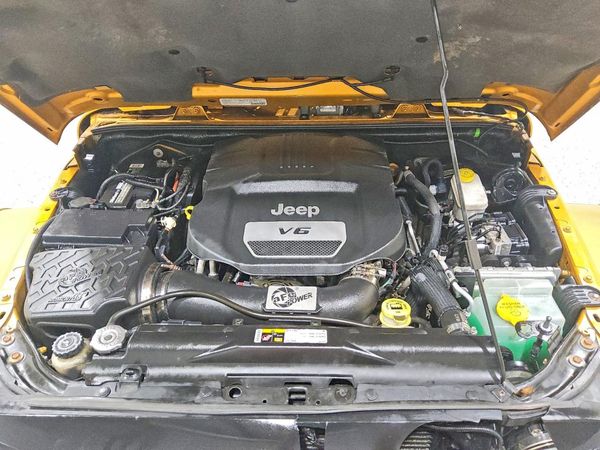 2014 JEEP WRANGLER Rubicon — Engine bay