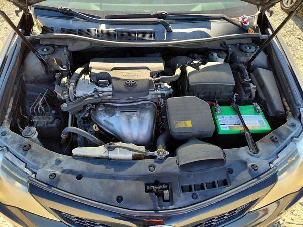 2014 TOYOTA CAMRY — Engine bay