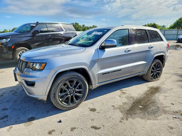 2018 JEEP GRAND CHEROKEE Laredo — Front 3/4
