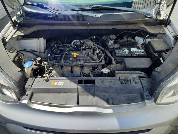 2017 KIA SOUL — Engine bay