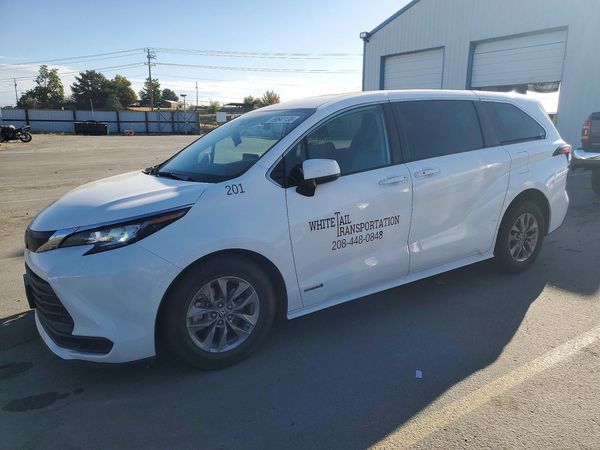 2021 TOYOTA SIENNA — Front 3/4