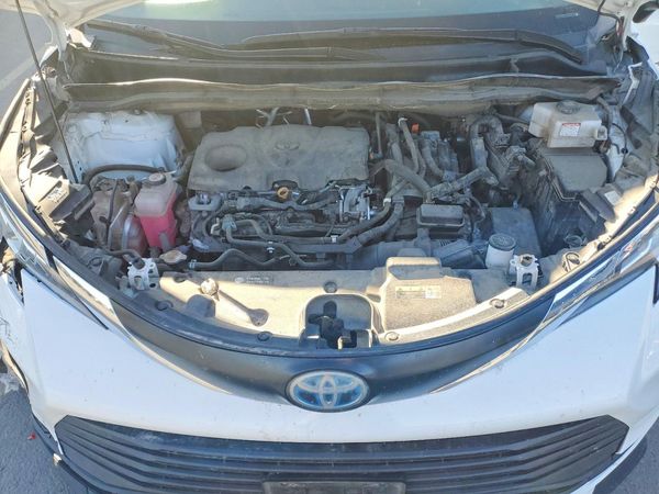 2021 TOYOTA SIENNA — Engine bay