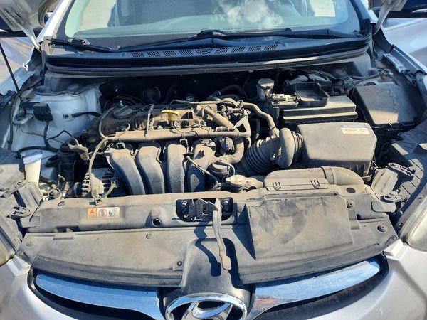 2013 HYUNDAI ELANTRA — Engine bay