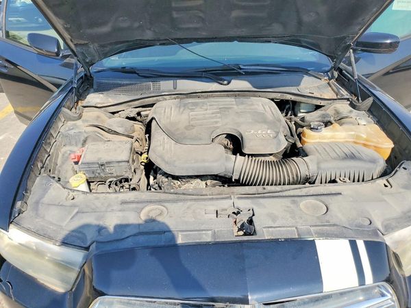2013 DODGE CHARGER SE — Engine bay