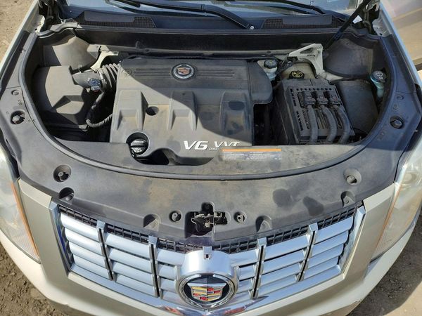 2013 CADILLAC SRX Luxury — Engine bay