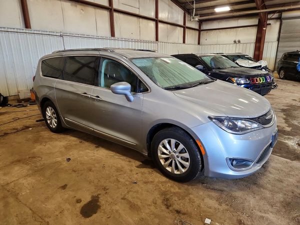 2018 CHRYSLER PACIFICA Touring L — Passenger 3/4