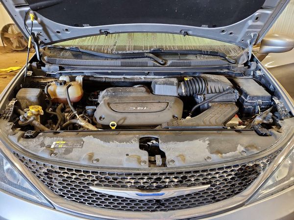 2018 CHRYSLER PACIFICA Touring L — Engine bay