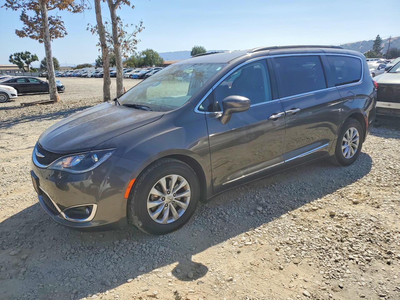 2017 CHRYSLER PACIFICA Touring L — Front 3/4