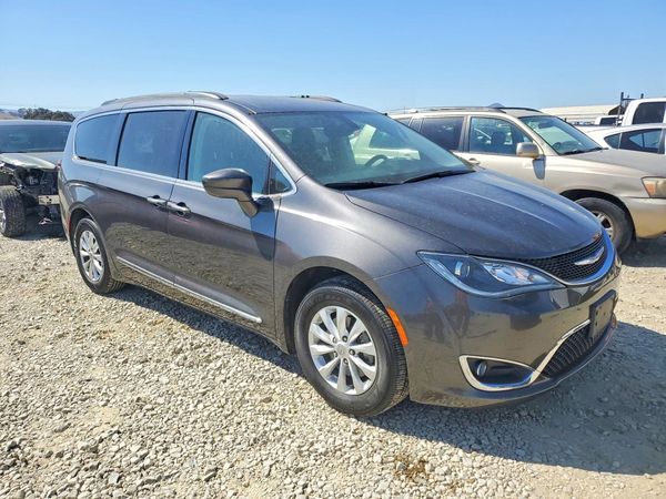 2017 CHRYSLER PACIFICA Touring L — Passenger 3/4