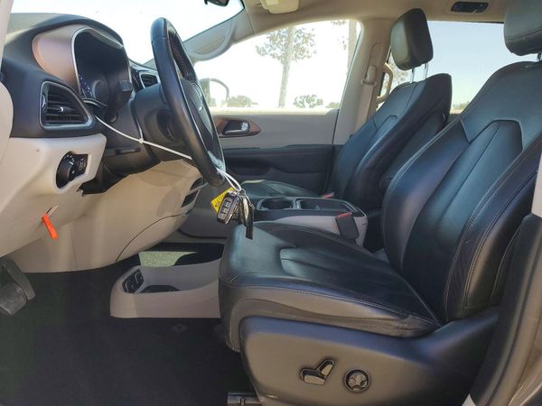 2017 CHRYSLER PACIFICA Touring L — DENT