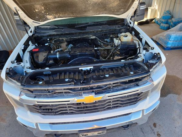 2024 CHEVROLET SILVERADO LT — Engine bay