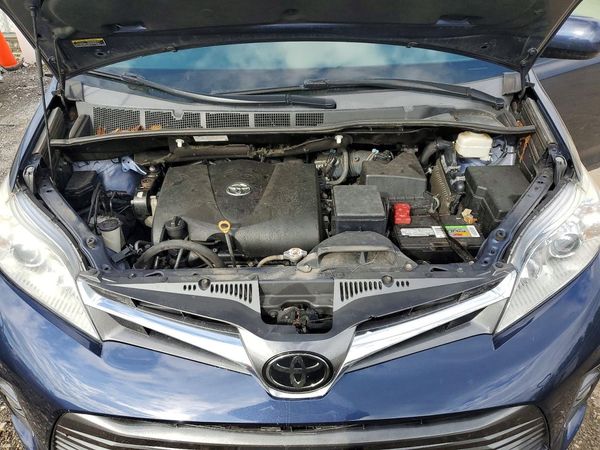 2019 TOYOTA SIENNA — Engine bay