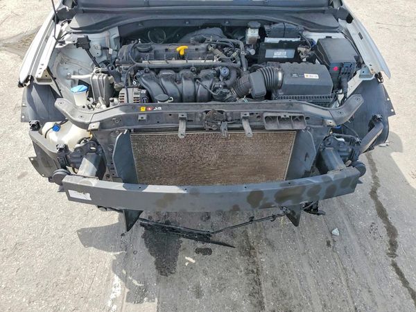 2018 HYUNDAI ELANTRA — Engine bay
