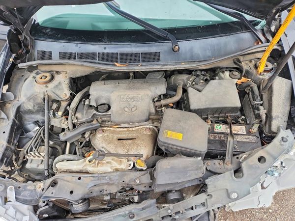 2014 TOYOTA CAMRY — Engine bay