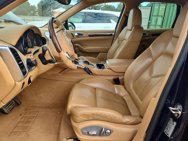2012 PORSCHE CAYENNE — DENT