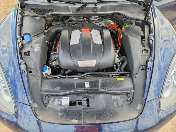 2012 PORSCHE CAYENNE — Engine bay