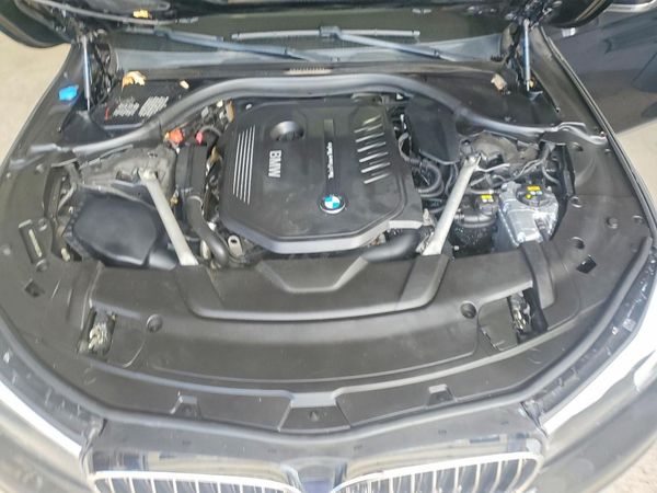 2018 BMW 740 xDrive — Engine bay