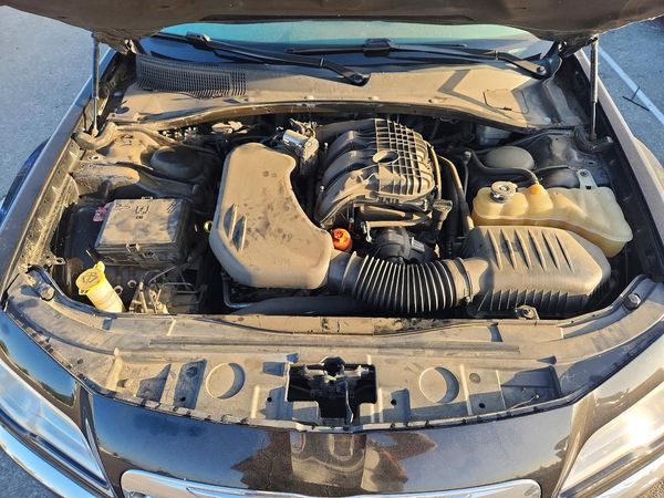 2013 CHRYSLER 300 Base/Limited — Engine bay