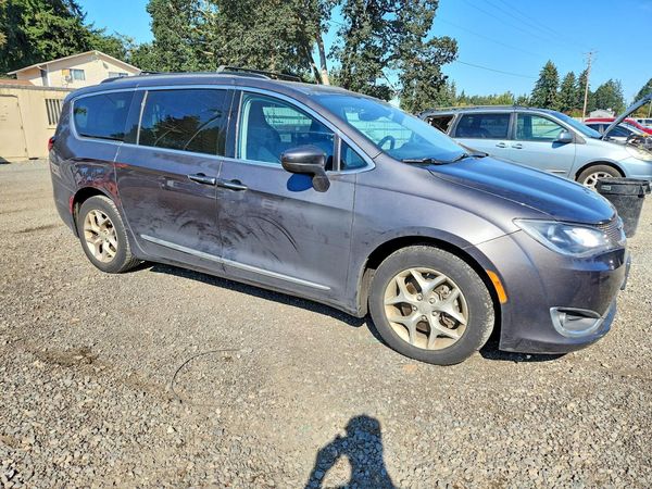 2017 CHRYSLER PACIFICA — Passenger 3/4
