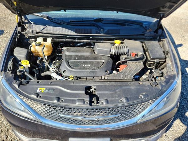 2017 CHRYSLER PACIFICA — Engine bay