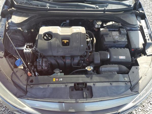 2019 HYUNDAI ELANTRA SE — Engine bay