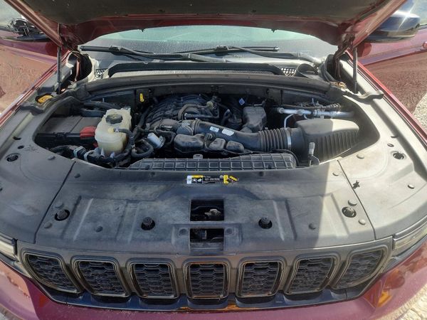 2022 JEEP GRAND CHEROKEE — Engine bay