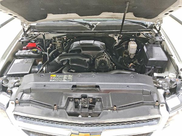 2012 CHEVROLET SUBURBAN LT — Engine bay