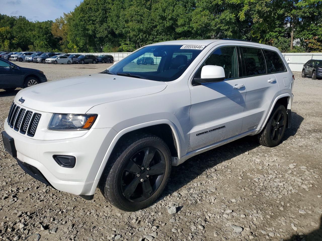 2015 JEEP GRAND CHEROKEE Laredo — Front 3/4