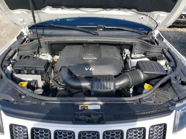 2015 JEEP GRAND CHEROKEE Laredo — Engine bay