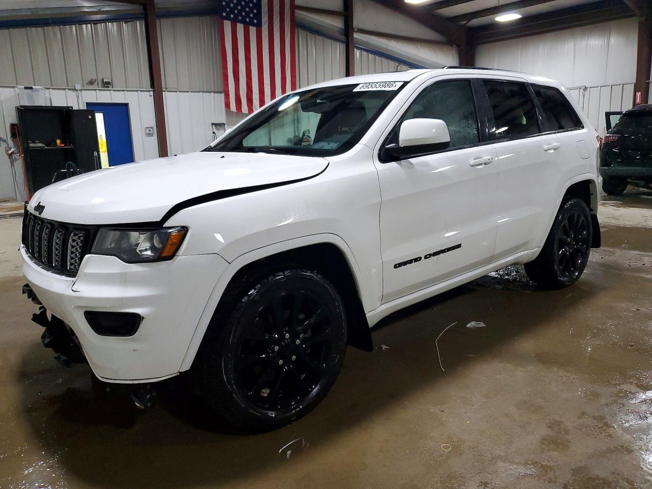 2019 JEEP GRAND CHEROKEE LAREDO 4X4 — Front 3/4