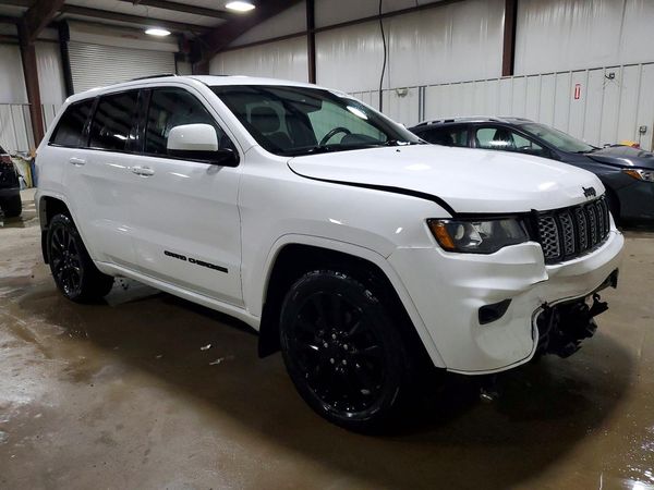 2019 JEEP GRAND CHEROKEE LAREDO 4X4 — Passenger 3/4
