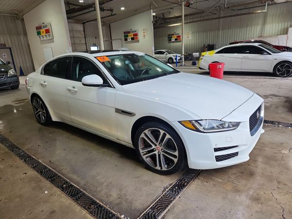 2017 JAGUAR XE — Passenger 3/4