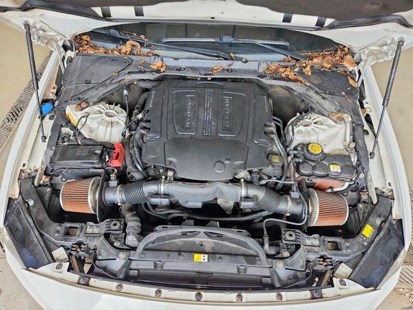 2017 JAGUAR XE — Engine bay