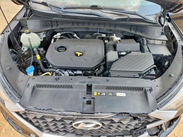 2019 HYUNDAI TUCSON SE — Engine bay
