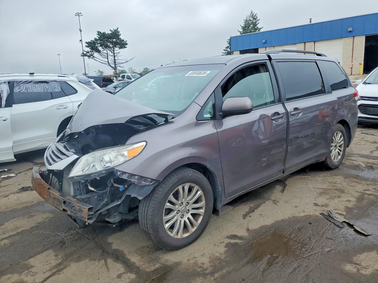 2012 TOYOTA SIENNA — Front 3/4