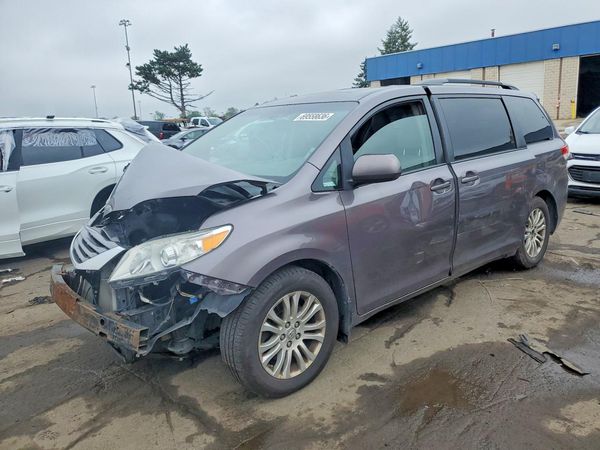 2012 TOYOTA SIENNA — Front 3/4