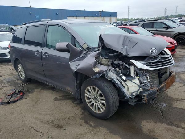 2012 TOYOTA SIENNA — Passenger 3/4