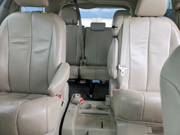 2012 TOYOTA SIENNA — SUVN