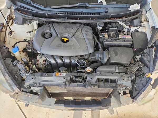 2017 HYUNDAI ELANTRA — Engine bay