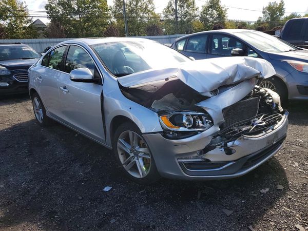2015 VOLVO S60 Platinum (non R design) — Passenger 3/4