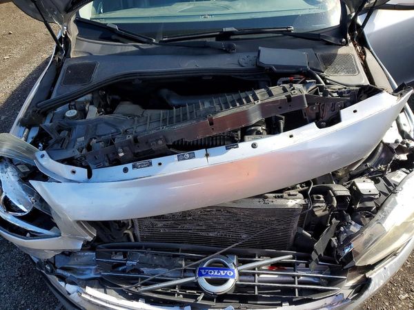 2015 VOLVO S60 Platinum (non R design) — Engine bay