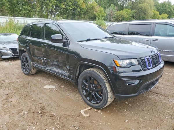 2017 JEEP GRAND CHEROKEE LAREDO 4X4 — Passenger 3/4