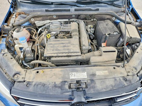 2017 VOLKSWAGEN JETTA S — Engine bay